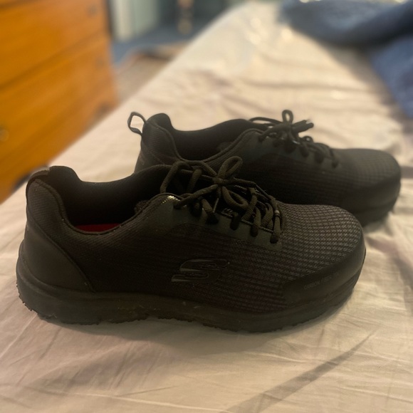 Men’s 11 Skechers - Picture 3 of 5